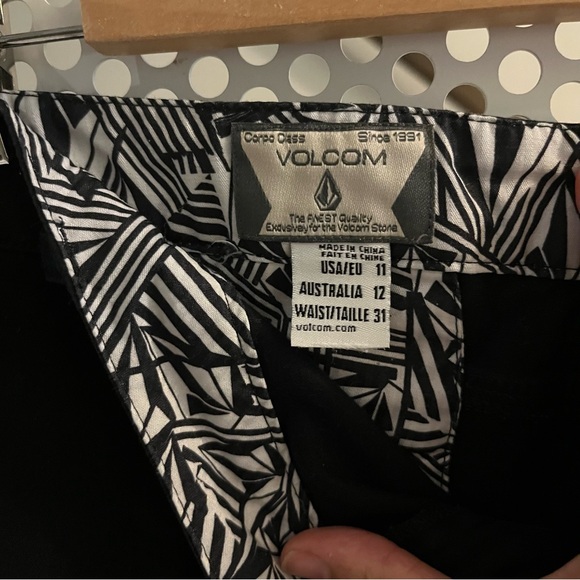 Volcom Frochickie 5” Shorts Lower Rise Size Medium Australian 12 Classic Black - Picture 6 of 14